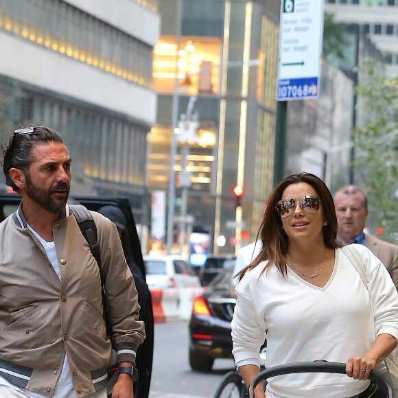 Eva Longoria et son mari José Baston arrivent avec leur fils Santiago Enrique à leur hôtel dans le quartier de Manhattan à New York, le 1er octobre 2018