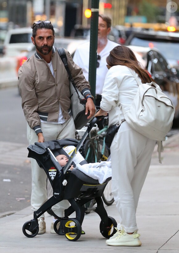 Eva Longoria et son mari José Baston arrivent avec leur fils Santiago Enrique à leur hôtel dans le quartier de Manhattan à New York, le 1er octobre 2018