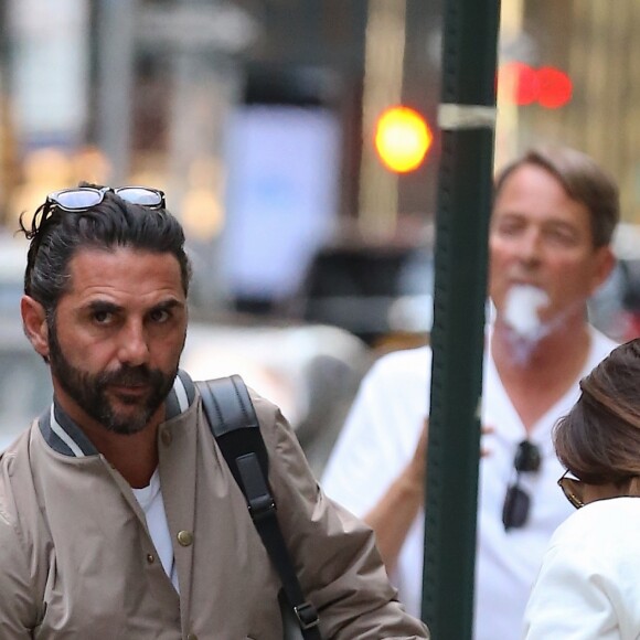 Eva Longoria et son mari José Baston arrivent avec leur fils Santiago Enrique à leur hôtel dans le quartier de Manhattan à New York, le 1er octobre 2018