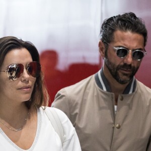 Eva Longoria et son mari José Baston arrivent avec leur fils Santiago Enrique à leur hôtel dans le quartier de Manhattan à New York, le 1er octobre 2018