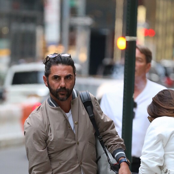 Eva Longoria et son mari José Baston arrivent avec leur fils Santiago Enrique à leur hôtel dans le quartier de Manhattan à New York, le 1er octobre 2018