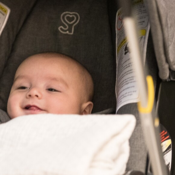 Exclusif - Eva Longoria et son mari Jose Baston prennent un vol à l'aéroport Paris CDG avec leur fils Santiago le 1er octobre 2018.