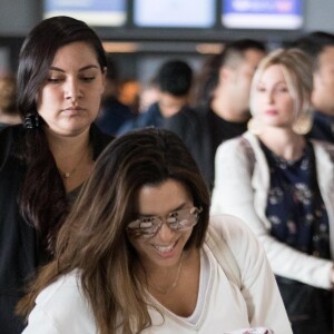 Exclusif - Eva Longoria et son mari Jose Baston prennent un vol à l'aéroport Paris CDG avec leur fils Santiago le 1er octobre 2018.
