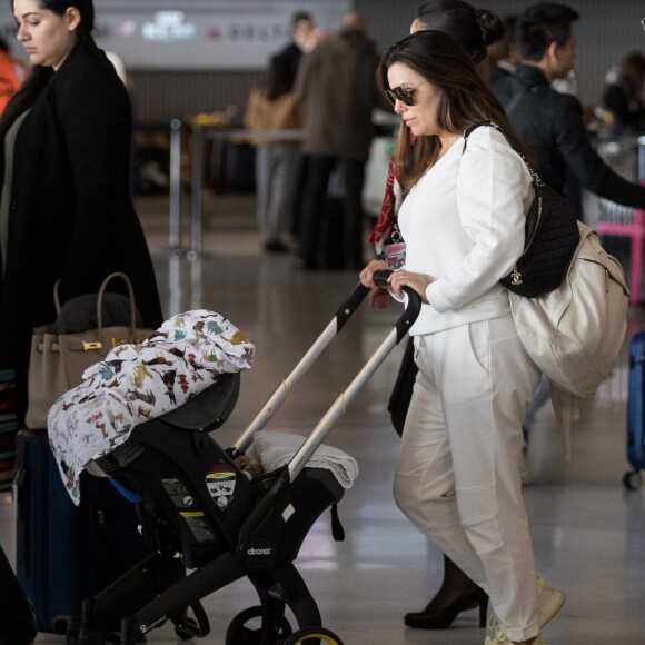 Exclusif - Eva Longoria et son mari Jose Baston prennent un vol à l'aéroport Paris CDG avec leur fils Santiago le 1er octobre 2018.