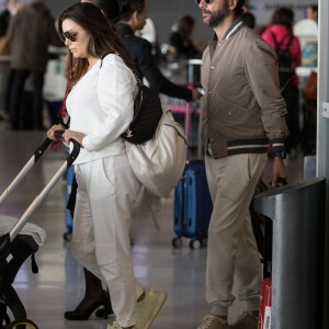 Exclusif - Eva Longoria et son mari Jose Baston prennent un vol à l'aéroport Paris CDG avec leur fils Santiago le 1er octobre 2018.