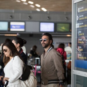 Exclusif - Eva Longoria et son mari Jose Baston prennent un vol à l'aéroport Paris CDG avec leur fils Santiago le 1er octobre 2018.