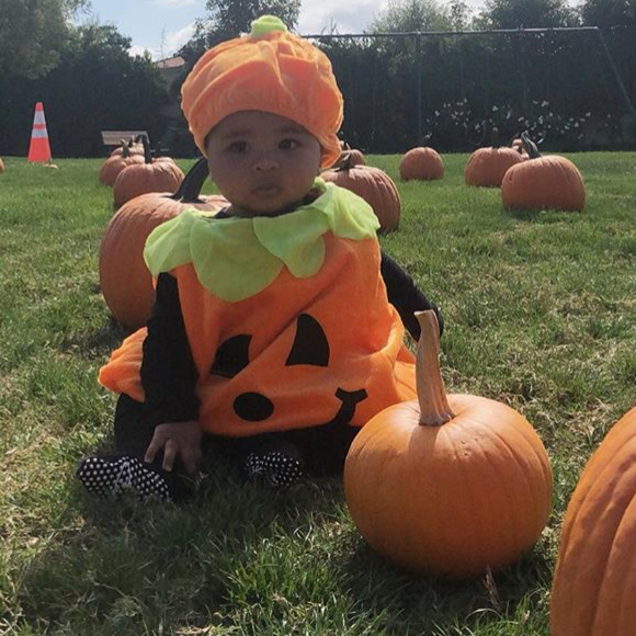 True, la fille de Khloé Kardashian et Tristan Thompson, déguisée en citrouille à l'approche d'Halloween. Photo publiée par Khloé Kardashian sur Instagram le 14 octobre 2018.