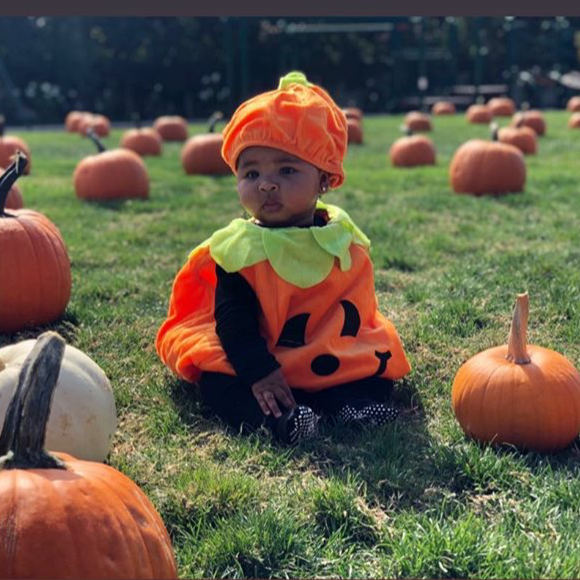 True, la fille de Khloé Kardashian et Tristan Thompson, déguisée en citrouille à l'approche d'Halloween. Photo publiée par Khloé Kardashian sur Instagram le 14 octobre 2018.