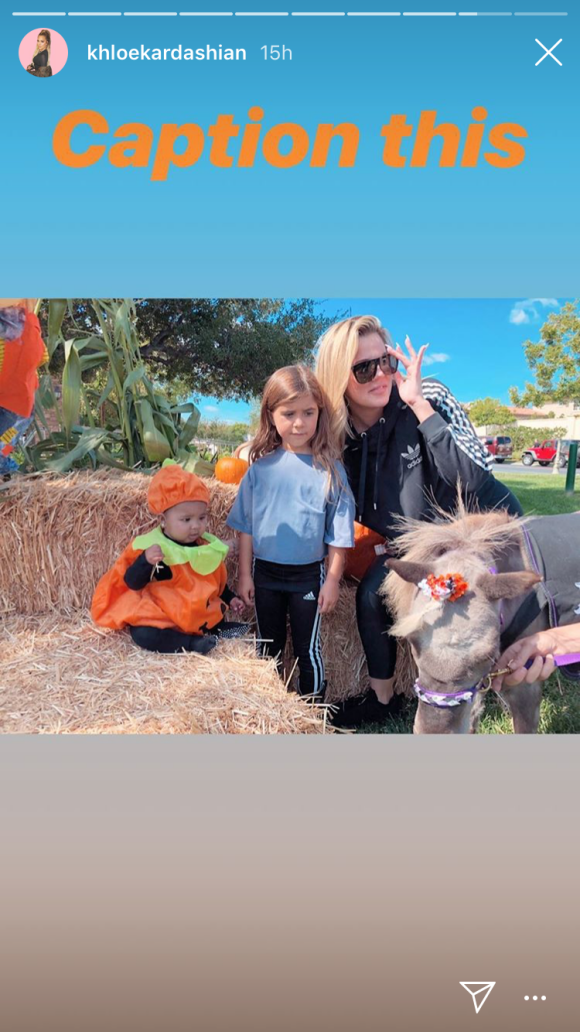 True, la fille de Khloé Kardashian et Tristan Thompson, déguisée en citrouille à l'approche d'Halloween. Elle prend la pose avec sa mère et sa cousine Penelope Disick. Photo publiée par Khloé Kardashian sur Instagram le 14 octobre 2018.