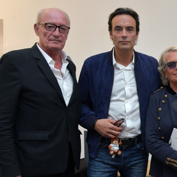 Semi-exclusif - Pascal Desprez, Anthony Delon, Véronique de Villèle - Vente aux enchères de photographies d'exception au profit de l'association "La Chaine de L'Espoir, Enfants à Coeur - Mireille Darc" à la maison de ventes Cornette de St Cyr à Paris le 11 octobre 2018. © Giancarlo Gorassini/Bestimage