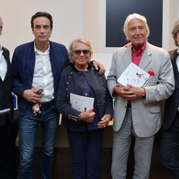 Semi-exclusif - Pascal Desprez, Anthony Delon, Véronique de Villèle, Pierre Cornette de Saint-Cyr et son fils Arnaud de Cornette Saint-Cyr - Vente aux enchères de photographies d'exception au profit de l'association "La Chaine de L'Espoir, Enfants à Coeur - Mireille Darc" à la maison de ventes Cornette de St Cyr à Paris le 11 octobre 2018. © Giancarlo Gorassini/Bestimage