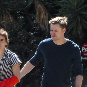 Exclusif - Prix Spécial - No Web - Emma Watson et son nouveau compagnon Chord Overstreet se promènent à Los Angeles, le 8 mars 2018. Exclusive - No Web - Germany call for price - Young British star Emma Watson have someone new in her life: Glee alum Chord Overstreet! The Harry Potter star was spotted all smiles this afternoon while holding hands with her new man as the new couple enjoyed a romantic walk! Emma previously dated William "Mack" Knight for two years before they reportedly broke up in 2017. Los Angeles, March 8th, 2018.08/03/2018 - Los Angeles
