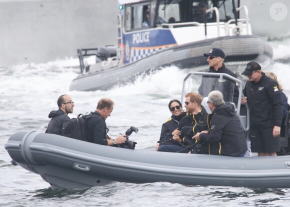 Le prince Harry, duc de Sussex, et Meghan Markle, duchesse de Sussex, enceinte, assistent à une régate lors des "Invictus Games 2018" à Sydney, le 21 octobre 2018.