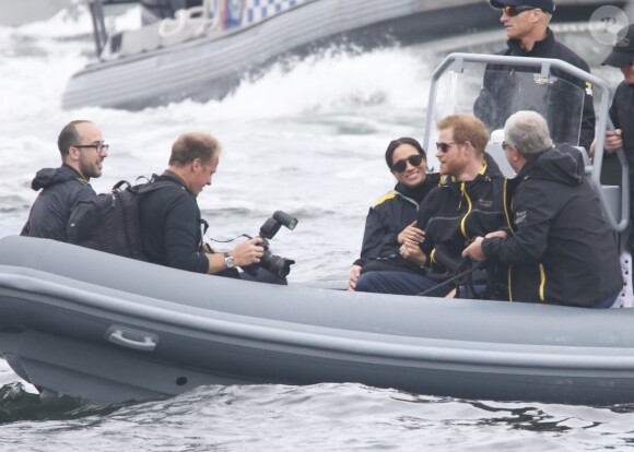 Le prince Harry, duc de Sussex, et Meghan Markle, duchesse de Sussex, enceinte, assistent à une régate lors des "Invictus Games 2018" à Sydney, le 21 octobre 2018.
