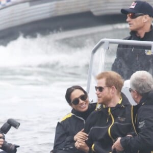 Le prince Harry, duc de Sussex, et Meghan Markle, duchesse de Sussex, enceinte, assistent à une régate lors des "Invictus Games 2018" à Sydney, le 21 octobre 2018.