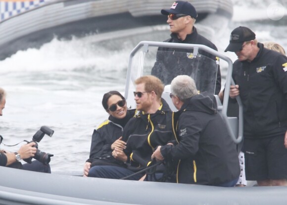 Le prince Harry, duc de Sussex, et Meghan Markle, duchesse de Sussex, enceinte, assistent à une régate lors des "Invictus Games 2018" à Sydney, le 21 octobre 2018.