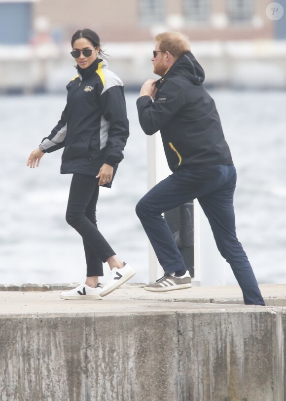 Le prince Harry, duc de Sussex, et Meghan Markle, duchesse de Sussex, enceinte, assistent à une régate lors des "Invictus Games 2018" à Sydney, le 21 octobre 2018.