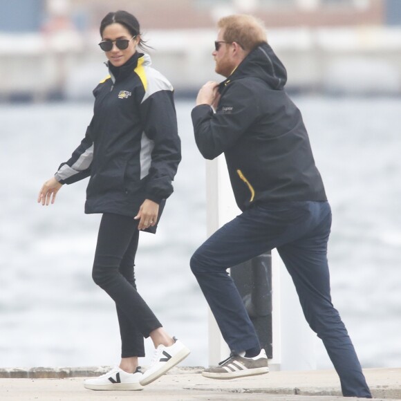 Le prince Harry, duc de Sussex, et Meghan Markle, duchesse de Sussex, enceinte, assistent à une régate lors des "Invictus Games 2018" à Sydney, le 21 octobre 2018.