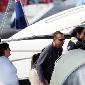 Le prince Harry, duc de Sussex, et Meghan Markle, duchesse de Sussex, enceinte, assistent à une régate lors des "Invictus Games 2018" à Sydney, le 21 octobre 2018.