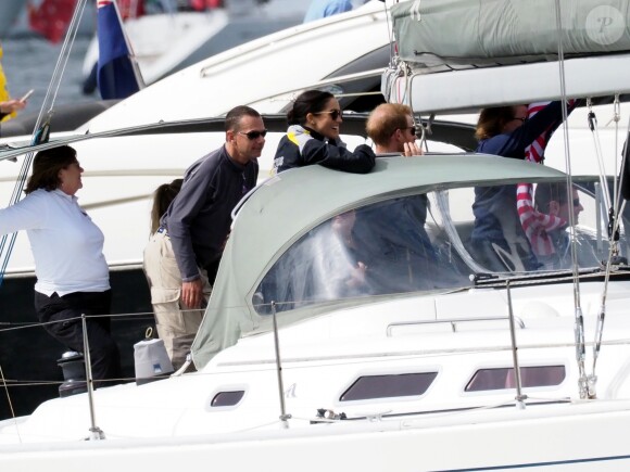 Le prince Harry, duc de Sussex, et Meghan Markle, duchesse de Sussex, enceinte, assistent à une régate lors des "Invictus Games 2018" à Sydney, le 21 octobre 2018.