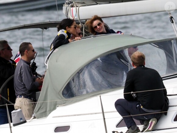 Le prince Harry, duc de Sussex, et Meghan Markle, duchesse de Sussex, enceinte, assistent à une régate lors des "Invictus Games 2018" à Sydney, le 21 octobre 2018.