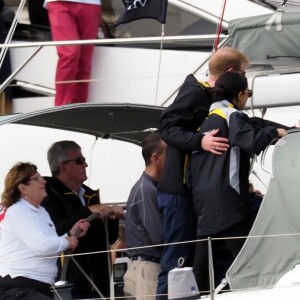 Le prince Harry, duc de Sussex, et Meghan Markle, duchesse de Sussex, enceinte, assistent à une régate lors des "Invictus Games 2018" à Sydney, le 21 octobre 2018.