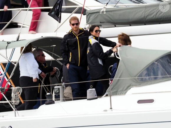 Le prince Harry, duc de Sussex, et Meghan Markle, duchesse de Sussex, enceinte, assistent à une régate lors des "Invictus Games 2018" à Sydney, le 21 octobre 2018.