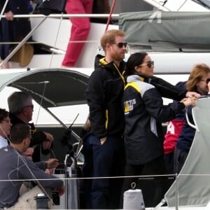 Le prince Harry, duc de Sussex, et Meghan Markle, duchesse de Sussex, enceinte, assistent à une régate lors des "Invictus Games 2018" à Sydney, le 21 octobre 2018.