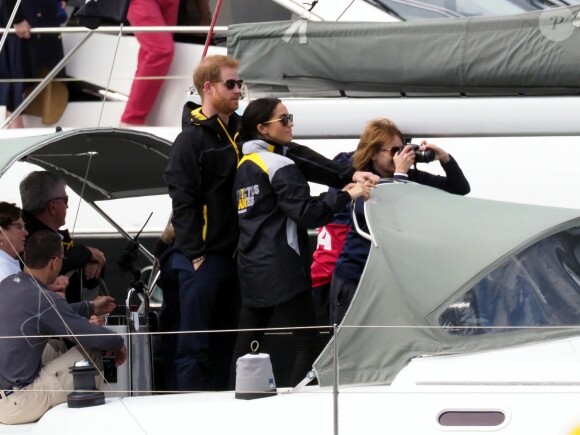 Le prince Harry, duc de Sussex, et Meghan Markle, duchesse de Sussex, enceinte, assistent à une régate lors des "Invictus Games 2018" à Sydney, le 21 octobre 2018.