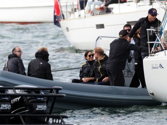 Le prince Harry, duc de Sussex, et Meghan Markle, duchesse de Sussex, enceinte, assistent à une régate lors des "Invictus Games 2018" à Sydney, le 21 octobre 2018.
