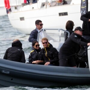 Le prince Harry, duc de Sussex, et Meghan Markle, duchesse de Sussex, enceinte, assistent à une régate lors des "Invictus Games 2018" à Sydney, le 21 octobre 2018.