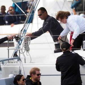 Le prince Harry, duc de Sussex, et Meghan Markle, duchesse de Sussex, enceinte, assistent à une régate lors des "Invictus Games 2018" à Sydney, le 21 octobre 2018.