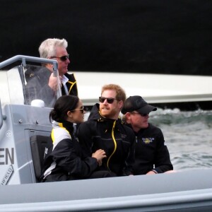 Le prince Harry, duc de Sussex, et Meghan Markle, duchesse de Sussex, enceinte, assistent à une régate lors des "Invictus Games 2018" à Sydney, le 21 octobre 2018.