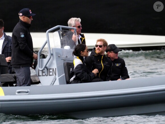 Le prince Harry, duc de Sussex, et Meghan Markle, duchesse de Sussex, enceinte, assistent à une régate lors des "Invictus Games 2018" à Sydney, le 21 octobre 2018.