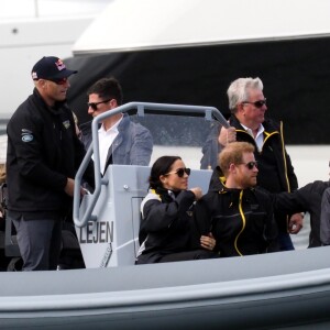 Le prince Harry, duc de Sussex, et Meghan Markle, duchesse de Sussex, enceinte, assistent à une régate lors des "Invictus Games 2018" à Sydney, le 21 octobre 2018.