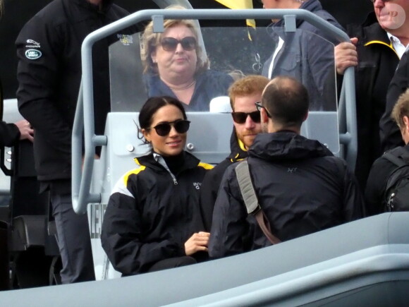 Le prince Harry, duc de Sussex, et Meghan Markle, duchesse de Sussex, enceinte, assistent à une régate lors des "Invictus Games 2018" à Sydney, le 21 octobre 2018.