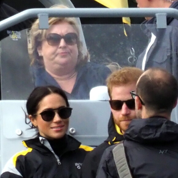 Le prince Harry, duc de Sussex, et Meghan Markle, duchesse de Sussex, enceinte, assistent à une régate lors des "Invictus Games 2018" à Sydney, le 21 octobre 2018.