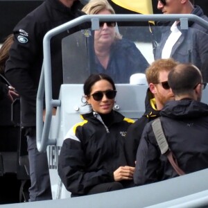 Le prince Harry, duc de Sussex, et Meghan Markle, duchesse de Sussex, enceinte, assistent à une régate lors des "Invictus Games 2018" à Sydney, le 21 octobre 2018.