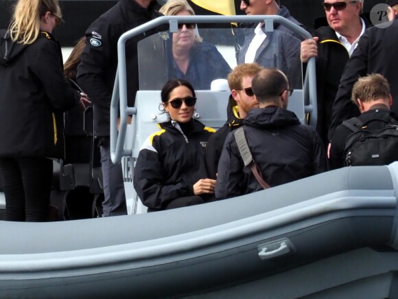 Le prince Harry, duc de Sussex, et Meghan Markle, duchesse de Sussex, enceinte, assistent à une régate lors des "Invictus Games 2018" à Sydney, le 21 octobre 2018.
