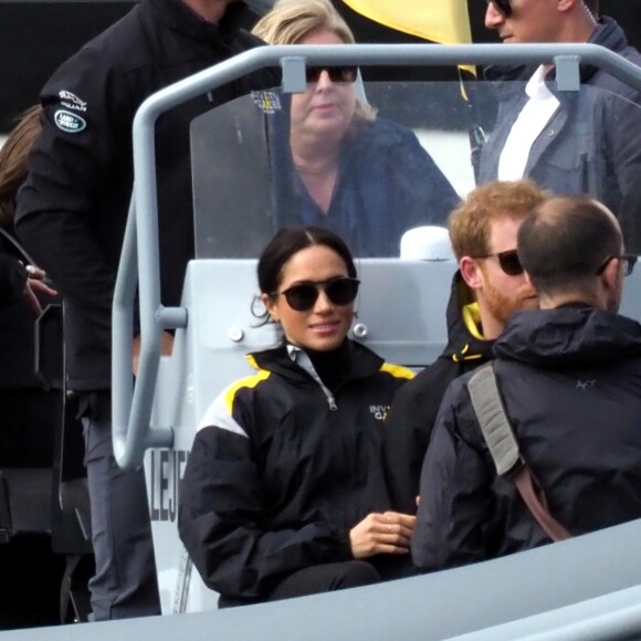 Le prince Harry, duc de Sussex, et Meghan Markle, duchesse de Sussex, enceinte, assistent à une régate lors des "Invictus Games 2018" à Sydney, le 21 octobre 2018.