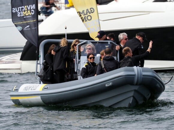 Le prince Harry, duc de Sussex, et Meghan Markle, duchesse de Sussex, enceinte, assistent à une régate lors des "Invictus Games 2018" à Sydney, le 21 octobre 2018.