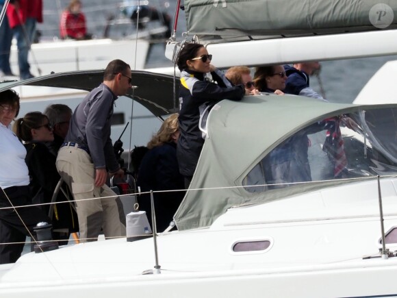 Le prince Harry, duc de Sussex, et Meghan Markle, duchesse de Sussex, enceinte, assistent à une régate lors des "Invictus Games 2018" à Sydney, le 21 octobre 2018.