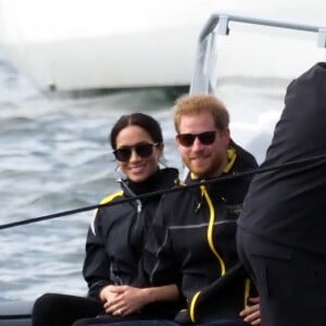 Le prince Harry, duc de Sussex, et Meghan Markle, duchesse de Sussex, enceinte, assistent à une régate lors des "Invictus Games 2018" à Sydney, le 21 octobre 2018.