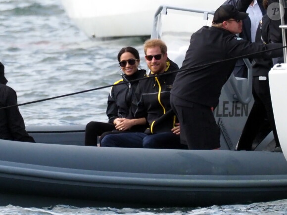 Le prince Harry, duc de Sussex, et Meghan Markle, duchesse de Sussex, enceinte, assistent à une régate lors des "Invictus Games 2018" à Sydney, le 21 octobre 2018.