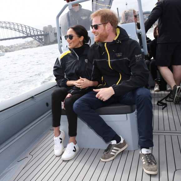 Le prince Harry, duc de Sussex, et Meghan Markle, duchesse de Sussex, enceinte, assistent à une régate lors des "Invictus Games 2018" à Sydney, le 21 octobre 2018.