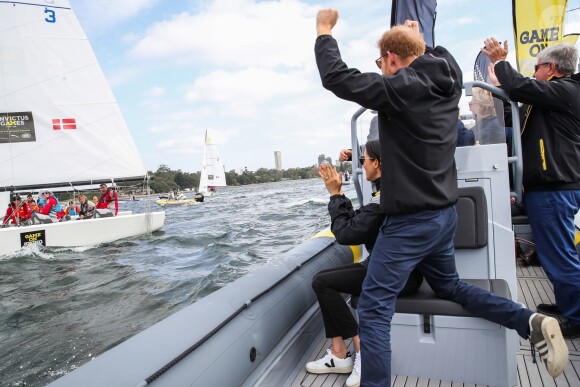Le prince Harry, duc de Sussex, et Meghan Markle, duchesse de Sussex, enceinte, assistent à une régate lors des "Invictus Games 2018" à Sydney, le 21 octobre 2018.