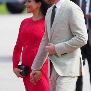 Le prince Harry, duc de Sussex, et Meghan Markle, duchesse de Sussex (enceinte) arrivent à l'aéroport international Fua'amotu aux îles Tonga, le 25 octobre 2018.