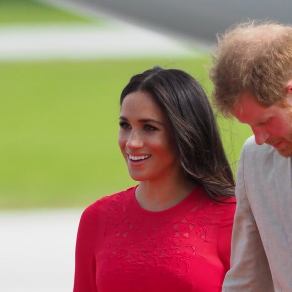 Le prince Harry, duc de Sussex, et Meghan Markle, duchesse de Sussex (enceinte) arrivent à l'aéroport international Fua'amotu aux îles Tonga, le 25 octobre 2018.