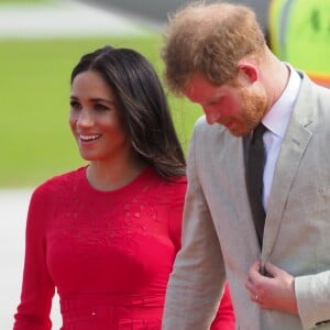 Le prince Harry, duc de Sussex, et Meghan Markle, duchesse de Sussex (enceinte) arrivent à l'aéroport international Fua'amotu aux îles Tonga, le 25 octobre 2018.