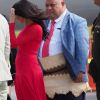 Le prince Harry, duc de Sussex, et Meghan Markle, duchesse de Sussex (enceinte) arrivent à l'aéroport international Fua'amotu aux îles Tonga, le 25 octobre 2018.